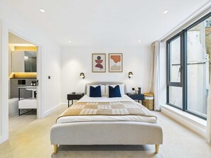 2 Schlafzimmer, Schreibtisch, Bügeleisen/Bügelbrett, Reisekinderbett