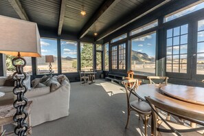 Televisión y chimenea 