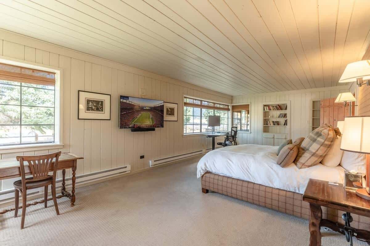 5 bedrooms, iron/ironing board, WiFi, bed sheets