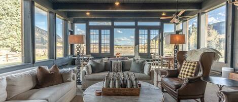 Télévision, cheminée