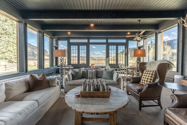 Una televisión, una chimenea