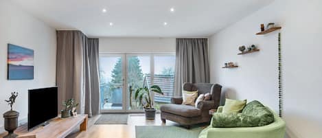 Una televisión, una mesa de tenis de mesa