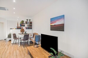 Interior - Studio Apartment 'Eifelzauber' with Shared Terrace, Wi-Fi, and Air Conditioning (Greimerath)