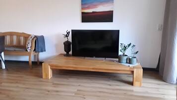 Una televisión, una mesa de tenis de mesa