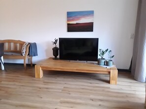 Una televisión, una mesa de tenis de mesa