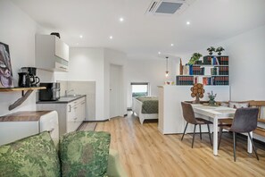 Interior - Studio Apartment 'Eifelzauber' with Shared Terrace, Wi-Fi, and Air Conditioning (Greimerath)