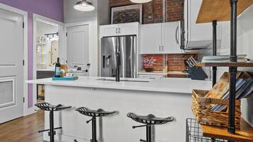 Frigorifero, microonde, forno, piano cottura