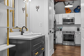 Refrigerador, microondas, horno y parrilla de estufa 