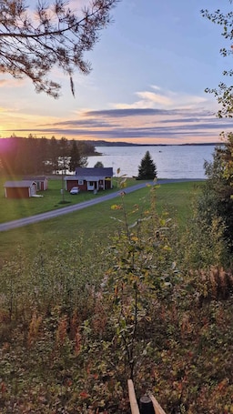Property grounds. Stuga Björn - Quiet cabin at lake Edesjön