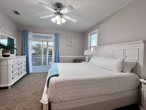 Escritorio, tabla de planchar con plancha, wifi gratis y ropa de cama 