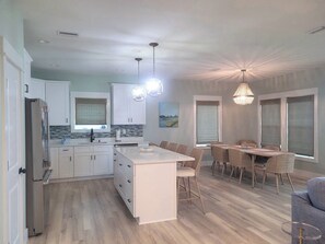 ثلاجة، ميكروويف، فرن، موقد طهي مسطح