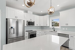 ثلاجة، ميكروويف، فرن، موقد طهي مسطح