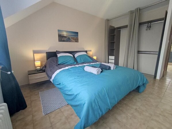 1 bedroom, bed sheets