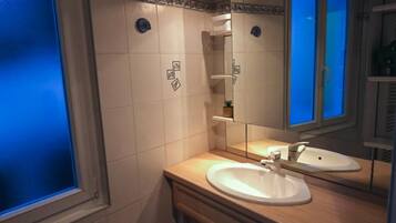 Secador de pelo, toallas