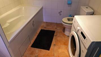 Secador de pelo, toallas