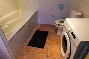 Een haardroger, handdoeken