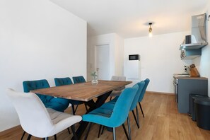 Una cocina moderna con microondas, estufa y lavabo.
