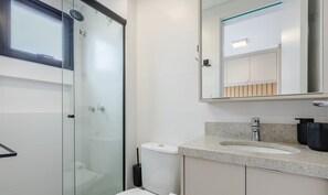 Basic Apartment | Bathroom - Your Complete Stay in a Building With a gym in the Best Location in Curitiba - Plas (Curitiba)