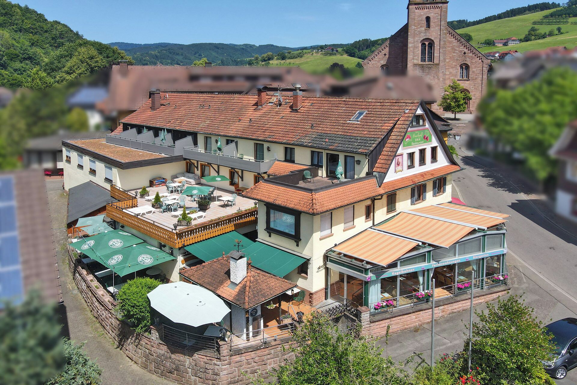 Vista frontal de la propiedad