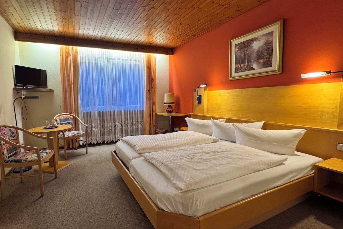 Standard Double Room | Peti besi dalam bilik, meja, ruang kerja komputer riba, Wi-fi percuma