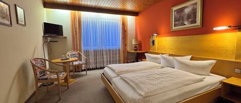 Kahden hengen standard-huone | Tallelokero huoneessa, työpöytä, äänieristys, ilmainen Wi-Fi