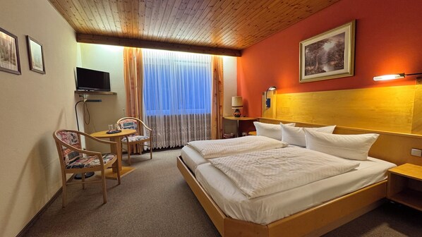 標準雙人房 | 客房內保險箱、書桌、隔音、免費無線上網