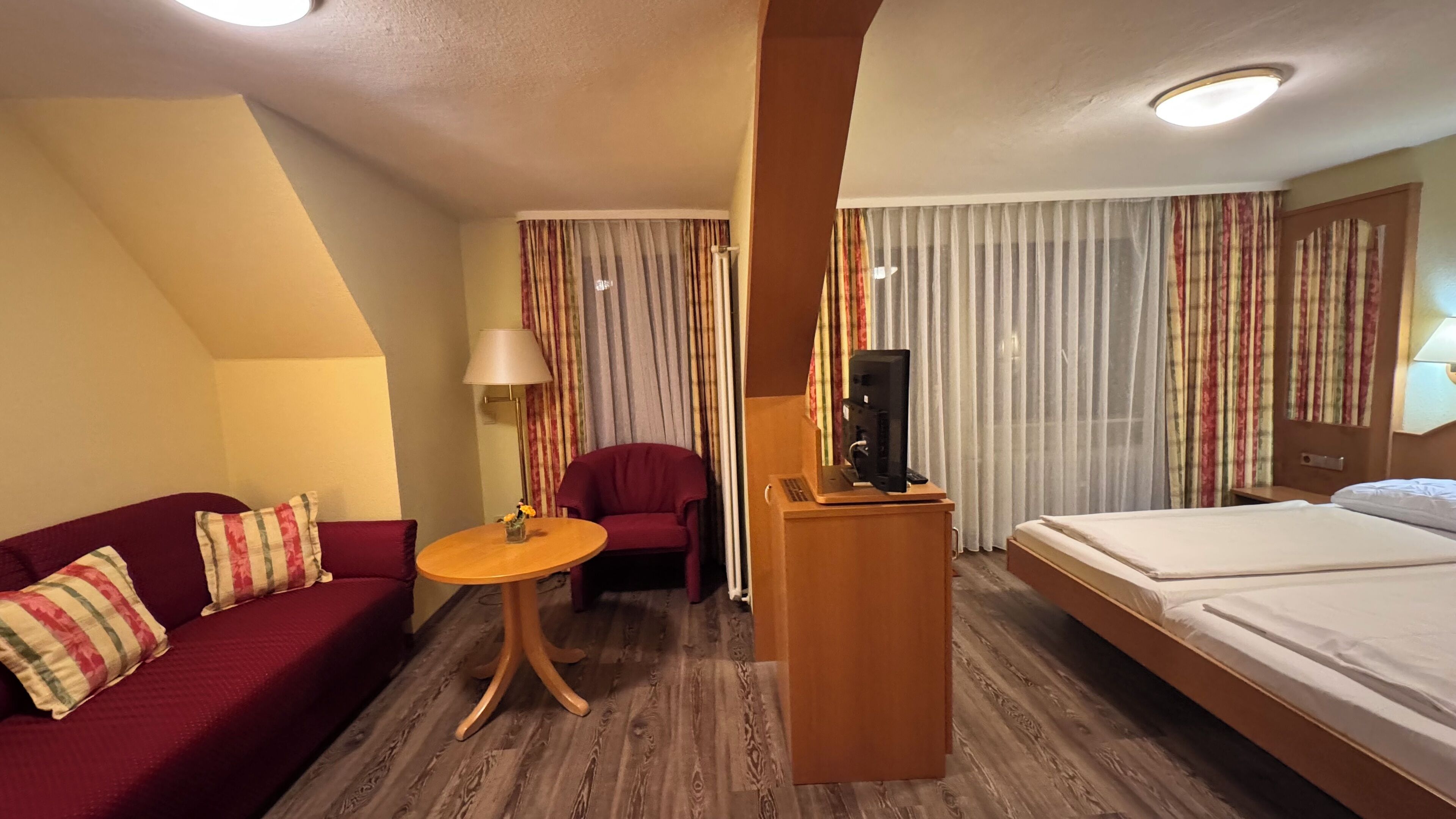 Caja de seguridad en la habitación y escritorio 