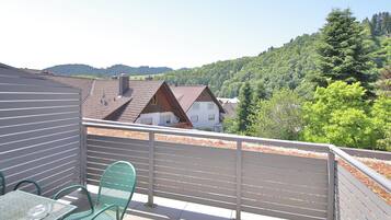 Standard-Zweibettzimmer, Balkon | Zimmersafe, laptopgeeigneter Arbeitsplatz, kostenloses WLAN