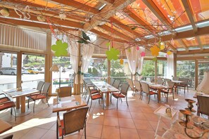 Aamiainen, paikallinen ja kansainvälinen keittiö, ulkoilmaravintola 