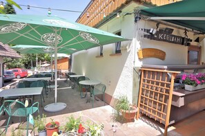 Frühstück, lokale und internationale Küche, Speisen im Freien 