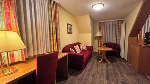 In-room safe, desk, soundproofing, free WiFi - Hotel Restaurant Freihof (Oberharmersbach)