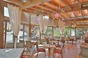 Se sirven desayunos, comidas, cenas y brunch