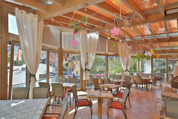 Breakfast served, local and international cuisine, alfresco dining - Hotel Restaurant Freihof (Oberharmersbach)