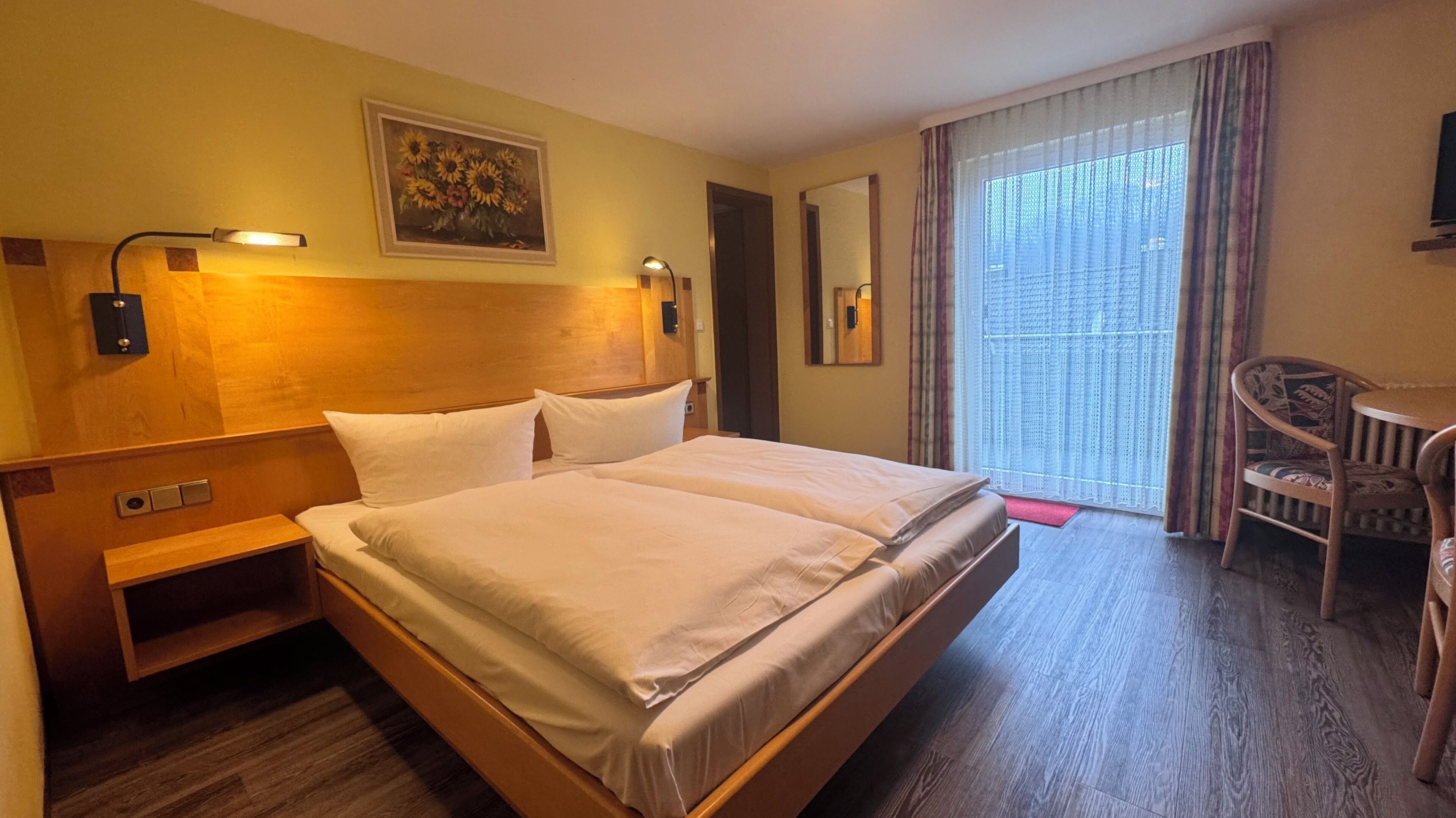 Standard Double Room, Balcony | Peti besi dalam bilik, meja, ruang kerja komputer riba, Wi-fi percuma 