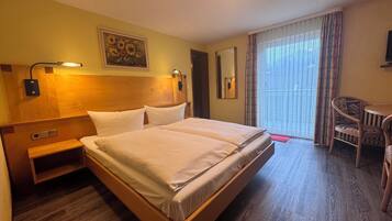 Quarto casal standard, sacada | Cofres nos quartos, escrivaninha, quartos à prova de som