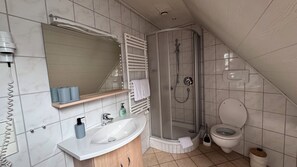 家庭雙人房, 陽台, 山谷景觀 | 浴室 | 淋浴設備、吹風機、毛巾、肥皂