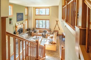 Smart TV, chimenea y libros 