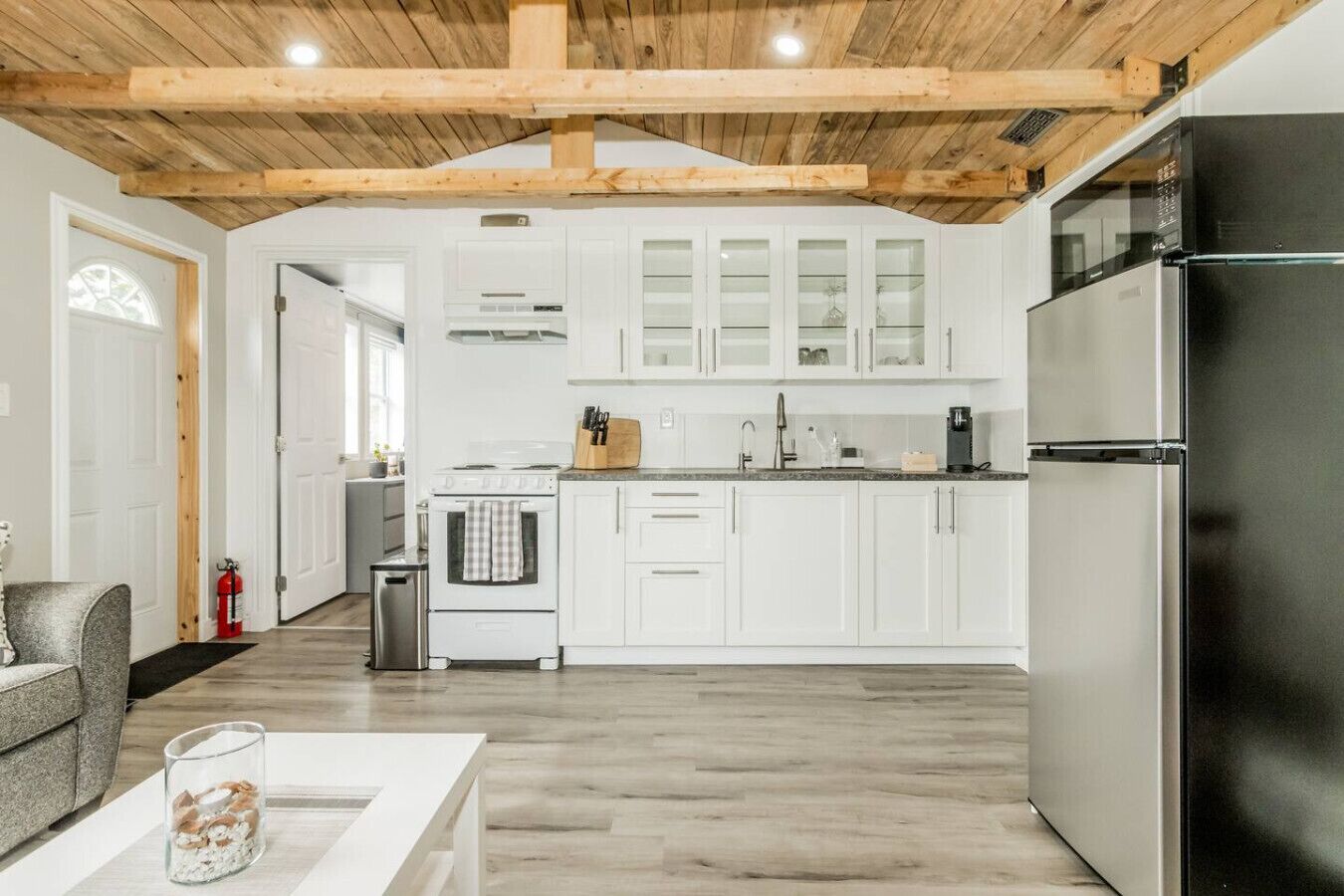 Refrigerador, microondas, horno y parrilla de estufa 