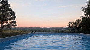 A swimming pool with a view of a forest and hills in the background. - Elegant home away from home - Valley View (Brooklyn)