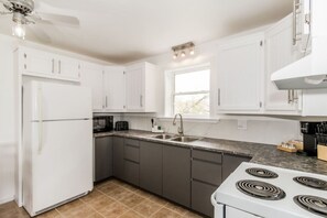 Een koelkast, een magnetron, een oven, een kookplaat