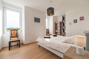 5 bedrooms, iron/ironing board, Internet, bed sheets