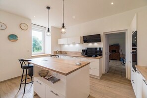 Refrigerador, horno, lavavajillas y cafetera y tetera 