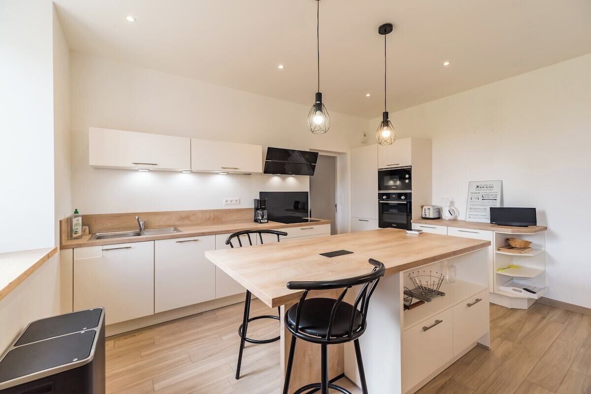 Een koelkast, een oven, een vaatwasser, een koffiezetapparaat/waterkoker