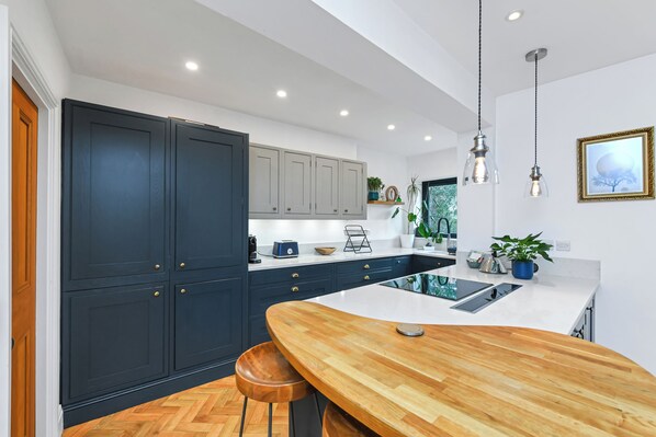 Casa, 3 habitaciones, para no fumadores | Cocina privada | Refrigerador con congelador, horno, parrilla de estufa y lavavajillas 