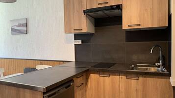 Réfrigérateur, batterie de cuisine, vaisselle et ustensiles