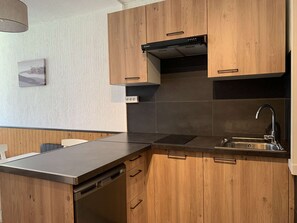 Réfrigérateur, batterie de cuisine, vaisselle et ustensiles