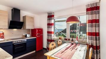 Een koelkast, een microgolfoven, een oven, een kookplaat