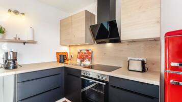 Fridge, microwave, oven, stovetop