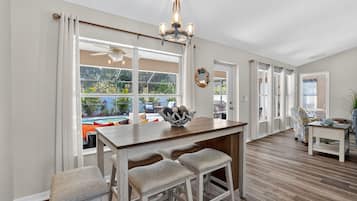 House, 4 Bedrooms | Dining