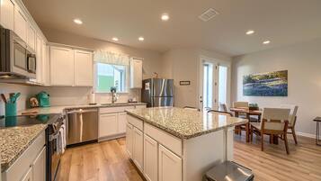 House, 2 Bedrooms | Private kitchen | Fridge, oven, coffee/tea maker, toaster